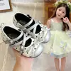 Sapatos de Couro com Laço Estilo Ballet para Meninas 2026 Primavera/Outono Novos Sola Macia Tira Cruzada Versátil Sapatos de Princesa Sapatos Individuais