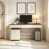 Escritorio moderno minimalista de bloques de color, con una gran superficie blanca y marrón con un diseño de doble cajón, combinado con un gabinete lateral, ideal como escritorio de computadora para dormitorio