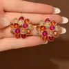 Pendientes de flor roja de moda y exquisitos Pendientes de botón para mujer Estilo étnico moderno Temperamento Socialité Sentido de alta gama Pendientes de nicho Pendientes de botón