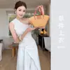 Camiseta de punto de un solo hombro sin mangas para mujer, consciente del diseño, moderna, de nicho, elegante, única, distintiva, ajustada, que realza la figura, top versátil