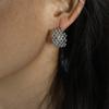 Acero titanio pequeñas cuentas doradas costura malla diseño nicho en forma de C sentido estilo Hong Kong chapado oro 18K aretes de botón joyería para la oreja