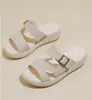 Chinelos Femininos Slip-On de Couro Macio Verão 2026 Novos Sandálias Versáteis para Exterior Sola Grossa Sola Macia Chinelos de Praia para Mãe