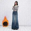 Jeans retro azul de cintura alta elástico forrado com fleece, espessado, para mulheres, novo estilo outono/inverno 2026, modelador e quente, flare