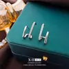 Brincos Geométricos Pequenos e Estilosos com Duas Fileiras de Pedras Diamantadas, Luxo Leve, Estilo Minimalista Personalizado, Brincos Elegantes e de Alta Qualidade