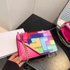Chegada Nova 2024 Estilo Coreano Fashionable Versátil Bolsa Pequena Feminina Simples Bolsa Colorida com Corrente Design de Nicho Bolsa de Ombro Transversal