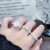 Anillo Personalizado Dazzling New Trendy con Incrustaciones de Cuentas Shell para Mujer, Anillo Minimalista Estilo Cubo de Azúcar Pequeño de Lujo Ligero para Dedo Índice