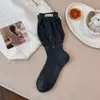 Calcetines estilo Miu para mujer, primavera y otoño, calcetines de media pantorrilla inspirados en el ballet, estilo coreano con etiquetas de tela de letras, puño de burbuja, sin costuras, grises y con volantes