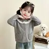 Cardigã suéter para meninas, novo estilo outono 2026, conjunto de outono infantil moderno e bonito, jaqueta com gola de renda para bebê, primavera e outono