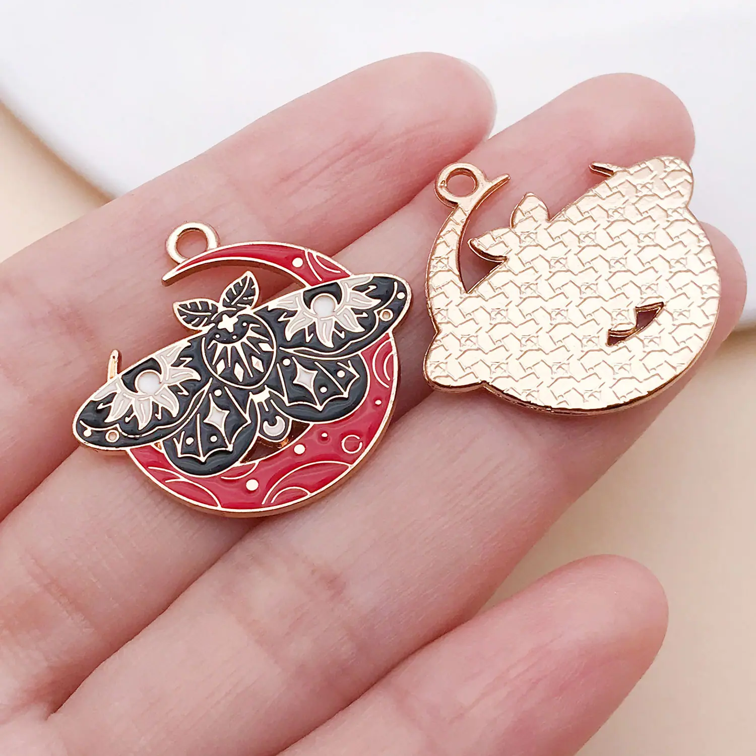 24993-XD-红色滴油锌合金月亮形蝴蝶26x28x1mm