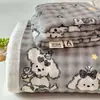 Juego de sábanas de terciopelo de leche, tres piezas, forrado de felpa, engrosado para abrigar, suave y cómodo para otoño e invierno, con un estampado fresco y elegante estilo ins
