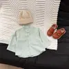 Ropa de Otoño para Bebés y Niños Pequeños Estilo Coreano Camisa de Algodón Puro con Rayas Verticales Camisa de Manga Larga con Bolsillo y Cuello Alto para Niños Ropa Suave para Bebés y Niños