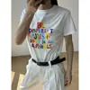 Camiseta Chic Divertida con Letra Graffiti para Mujer Verano Hombro Derecho Holgada Casual Diseño de Manga Corta Top de Algodón Puro Cuello Redondo