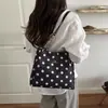 Bolso tote de lunares con diseño de nicho estilo coreano para mujer, nuevo modelo de verano 2026, bolso de hombro y axila casual de gran capacidad para el día a día