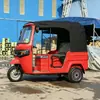 Triciclo de pasajeros de tres ruedas rojo cerrado propulsado por combustible con gran potencia, motocicleta de pasajeros de exportación transfronteriza, alta relación costo-rendimiento