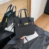 Bolsa Transversal Versátil da Moda Feminina de Marca Pequena de Alto Padrão Design Bolsa de Ombro Único Feminina Grande Capacidade Bolsa de Mão Retrô Europeia Americana