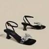 Sandalias de tacón alto con tiras, puntera abierta y lazo de pedrería, sandalias de tacón grueso estilo hada de Hong Kong para mujer, nueva colección de verano 2026