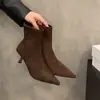 Botas delgadas de tacón alto con punta de gamuza marrón para mujer, zapatos de mujer, nuevo estilo otoño e invierno 2025, botines franceses forrados de felpa