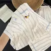 Pijama feminino plus size para primavera e outono, com bordado de algodão em padrão de nuvens, acabamento em renda, estampa de dachshund, estilo de colarinho com abertura frontal e corte solto, adequado para usar tanto em ambientes internos quanto externos.
