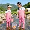 Traje de vadeo impermeable de una pieza para niños para jugar en el agua, pescar y actividades de playa con botas de lluvia integradas