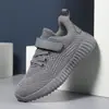 Nuevos zapatos deportivos transfronterizos para niños, zapatillas de correr transpirables de tejido fly-knit para niños mayores, zapatos planos casuales ligeros para niños y niñas