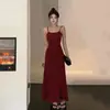 Vestido de Alça Elástica Hot Girl Feminino Verão 2025 Novo Afina a Cintura Uma Alça Base Longa
