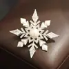 Nuevo Producto de Invierno Broche de Copo de Nieve Cepillado Dorado y Plateado con Exquisito Circonita Microincrustada y Perla de Agua Dulce Natural Pin de Copo de Nieve
