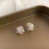 Brincos Retrô Franceses Branco Leitoso Gota de Óleo, Brincos Coreanos de Luxo Acessível de Alta Qualidade, Brincos Elegantes e Versáteis Personalizados da Moda