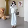 Ropa de maternidad elegante para otoño e invierno: un atuendo completo que incluye un suéter, un abrigo y pantalones, con un nuevo diseño 2026 de aspecto sofisticado