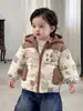 Conjunto de invierno para niños ropa de niño pequeño chaqueta acolchada cálida diseño elegante jeans conjunto de tres piezas ropa infantil coreana