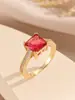 Anel Quadrado Vermelho de Coríndon Levemente Luxuoso para Mulheres, Anel de Diamante Imitação de Rubi Banhado a Ouro, Joias Retrô Estilo Europeu e Americano Atacado