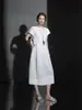 Vestido redondo de manga corta con múltiples paneles estilo francés, falda de longitud media, vestido versátil de color liso para mujer primavera-verano con un toque de alta gama y mangas acampanadas