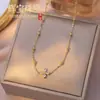 Colar de aço titânio com trevo de quatro folhas e diamantes brancos em estilo francês de luxo leve para mulheres, corrente de clavícula moderna e versátil, conjunto elegante e simples que não desbota
