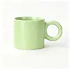 Caneca redonda rechonchuda com alça redonda e color blocking altamente atraente com logotipo personalizado, uma caneca de cerâmica de alta qualidade adequada como presente de feriado ou lembrança