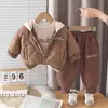 Kids2026 Novo Conjunto de Roupas de Inverno para Meninos, Roupas de Bebê Estilosas, Conjunto de Três Peças com Jaqueta Acolchoada de Algodão para Crianças, Roupas Infantis da Moda no Atacado