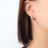 Pendientes pequeños y frescos de moda, superventas en Amazon, para mujer, con diseño de nicho, chapados en acero de titanio de 18 quilates.