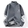 Venta al por mayor del fabricante Suéter de invierno para hombre de cuello alto medio con felpa interior engrosado cálido, suéter base moderno para jóvenes