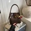 Bolsas Transfronteiriças para Mulheres 2025 Novo Outono e Inverno High-End Retro Luxo Leve Bolsas de Mão Versáteis para Trabalho e Deslocamento Bolsas Transversais
