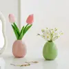 Estilo ins flor de tulipán artificial adorno de escritorio flor de margarita pequeña flor falsa jarrón de cerámica crema decoración de sala de estar dormitorio