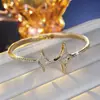 Pulsera Abierta de Múltiples Capas con Perlas y Diamantes Incrustados Transfronteriza Europea y Americana Pulsera Hueca para Niñas Fiesta de Moda Regalo de Vacaciones