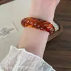 Pulsera Abierta de Resina con Rosca de Colores Manchados Estilo Europeo y Americano Pulsera de Diseño Retro Maillard Joyería de Mano Elegante y de Moda