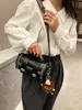 Bolsa Feminina Estilo Ocidental Moda Retrô 2025 Nova Primavera e Verão Fivela de Cinto Bolsa de Ombro Bolsa Transversal Moderna