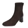 Botas de tornozelo estilosas para o outono e inverno, novo modelo 2026, com salto grosso em camurça para mulheres, botas elásticas versáteis de bico quadrado, botas de salto alto da moda