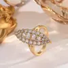 Anillo de Luz de Zirconia Incrustada en Oro Real Chapado en Cobre Transfronterizo Europeo y Americano Lujo Ligero Sensación de Alta Gama Anillo para el Dedo Joyería de Mano Versátil Fabricante Venta al por Mayor en Stock