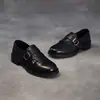 Mocassins femininos de couro de primeira camada, sapatos de couro pequenos estilo britânico outono 2026, sapatos de salto único femininos de corte profundo, sapatos brogue