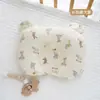 Almohada Moldeadora Anti-Cabeza Excéntrica para Bebé Almohada Correctora Venta al por Mayor Almohada Pequeña para Recién Nacido Lindo Dibujo Animado Crepé Universal para Todas las Estaciones