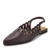 Sandalias retro doradas caladas con punta y tira trasera, diseño plano, zapatos cerrados de verano para mujer, nuevo estilo