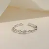 Anillo chapado en forma de diamante con un diseño único, anillo abierto exquisito de estilo ins de lujo ligero y moderno, directo del fabricante