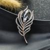 Broche de plumas de pavo real estilo coreano para mujer, con ramillete de cristal de imitación, combina con todo, diseño elegante, accesorio de ropa.