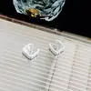 Pendientes Geométricos Simples de Letra Franceses para Mujer, Lujo Accesible y Pendientes de Gama Alta Nuevos 2025 Ins Elegantes Pendientes Blancos