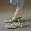 Versión de piel de oveja~Sandalias de exterior con tiras cruzadas y puntera cuadrada dorada para mujer, nuevo modelo de verano 2026, sandalias de meter con tacón medio de 5 cm